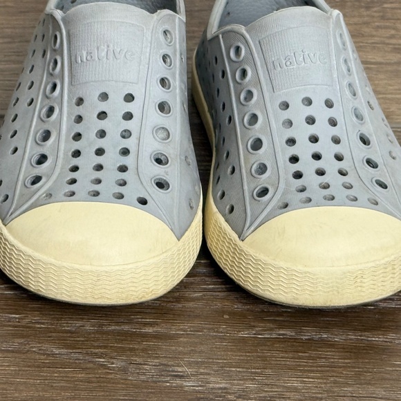 Native Jefferson Youth Unisex Slip-On Shoes Gray/Off White Size 8 Toddler Summer - Picture 3 of 10